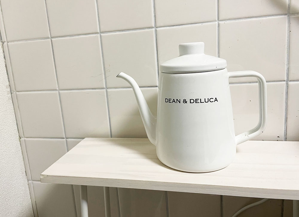 タイルの目地を白く塗りました