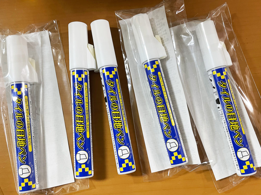 タイルのすきまを白く塗る