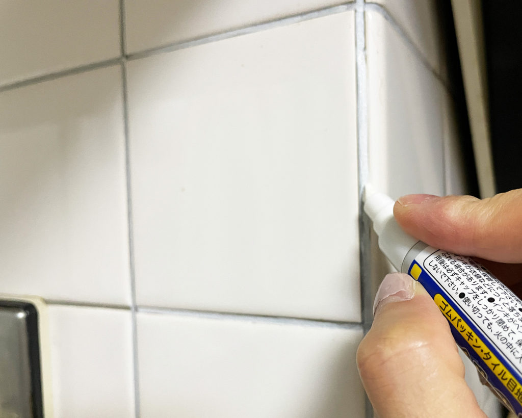 タイルのすきまを白く塗る