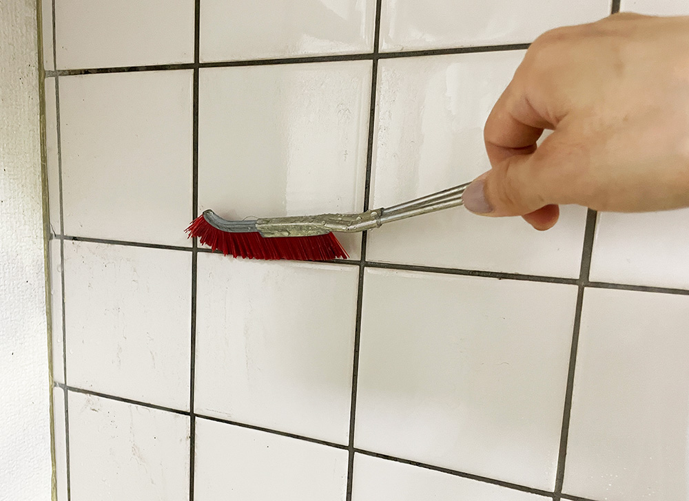 タイルのすきまを白く塗る