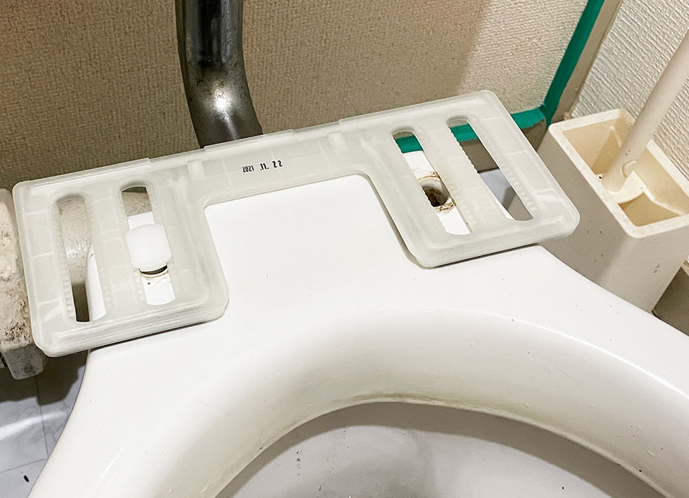 ウォシュレットの土台の位置を調節しました