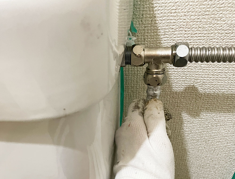 ウォシュレットの取り付け　水栓を調節します