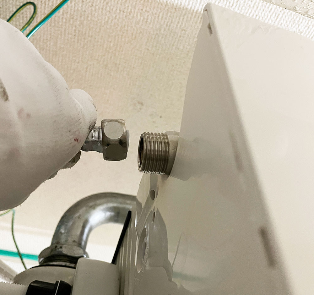 ウォシュレットの取り付け　水栓を締めます