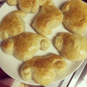 「こねるだけ」でパン作りを身近に　ホームベーカリーのある暮らし