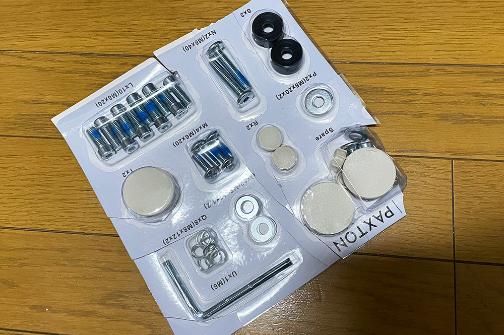 `AXTONチェアの組み立て