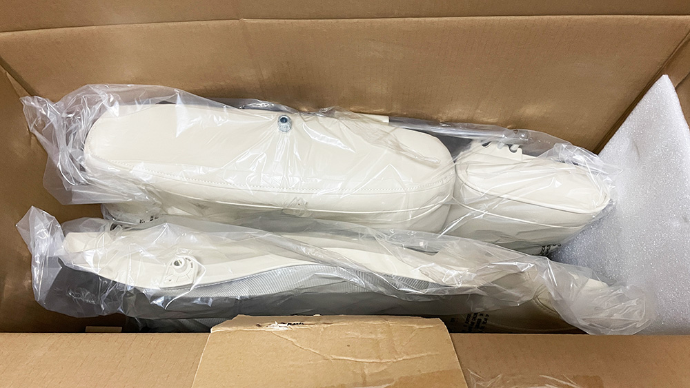 `AXTONチェアの組み立て