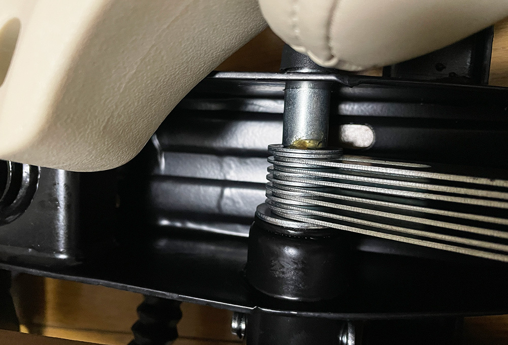 `AXTONチェアの組み立て