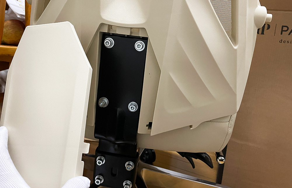 `AXTONチェアの組み立て