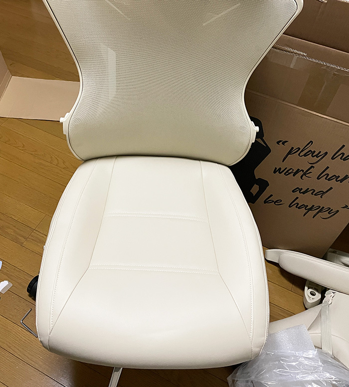 `AXTONチェアの組み立て