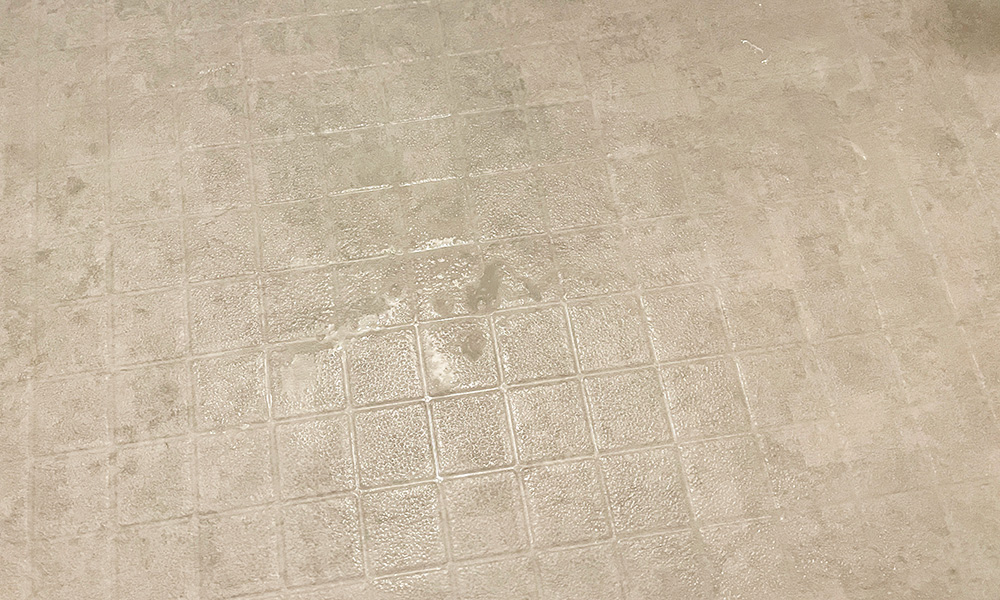 バスナフローレの浴室床に白髪染めをこぼしちゃった・・