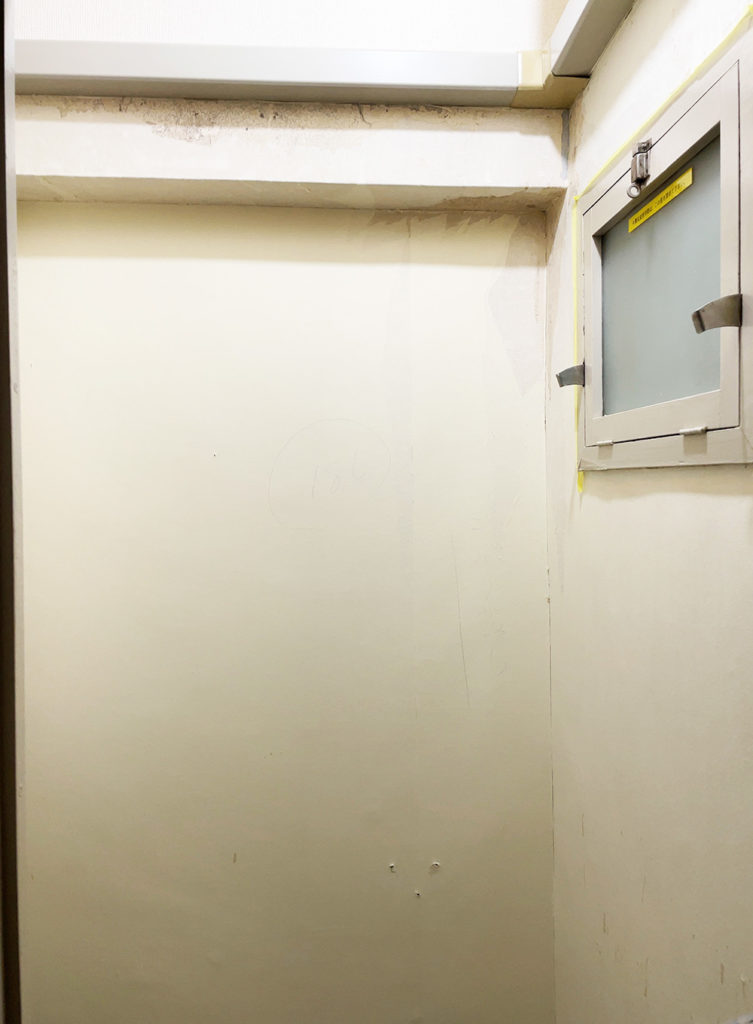 トイレの壁をセルフリフォーム。クロスの貼り替えで壁が生まれ変わりました。