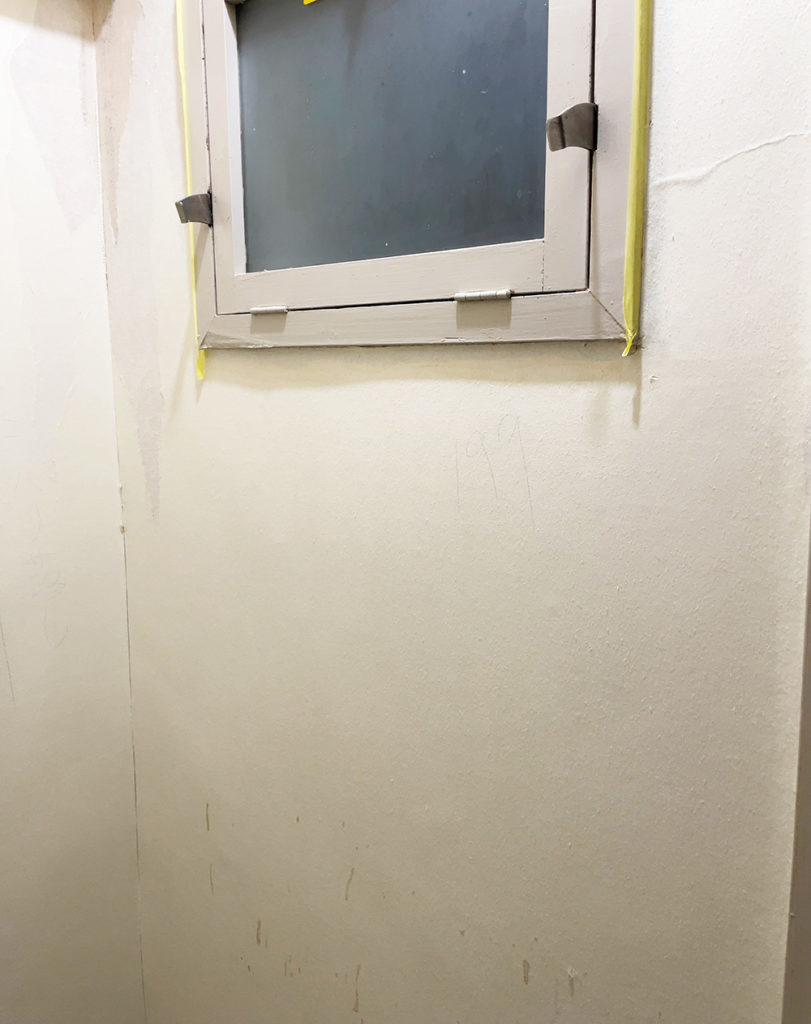 トイレの壁をセルフリフォーム。クロスの貼り替えで壁が生まれ変わりました。