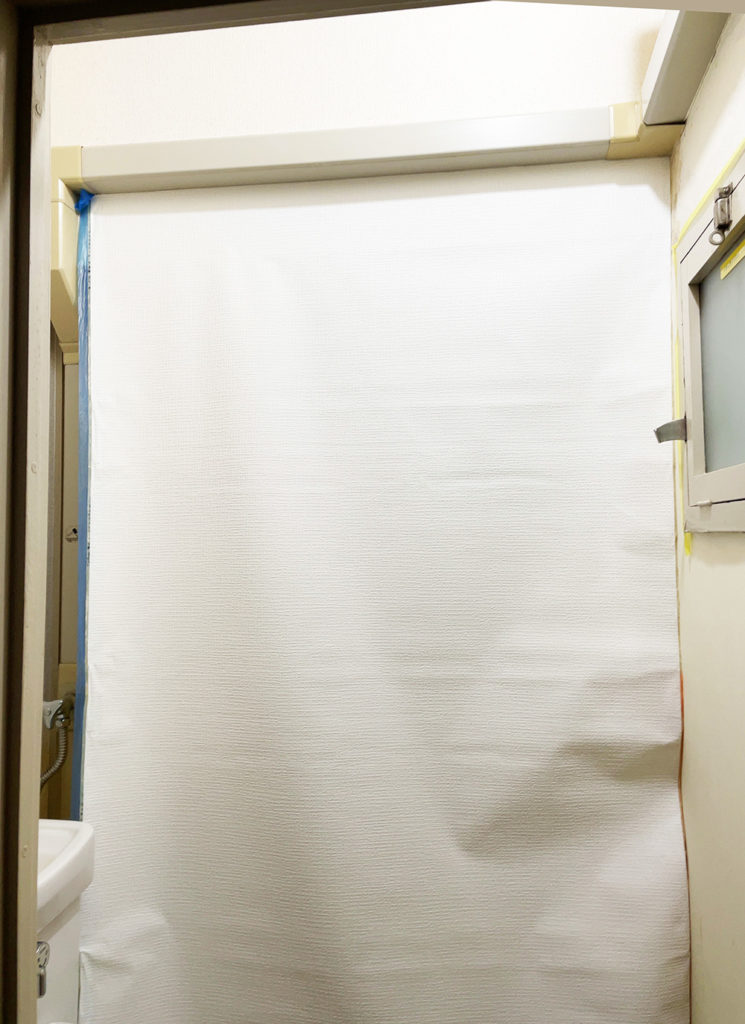 トイレの壁をセルフリフォーム。クロスの貼り替えで壁が生まれ変わりました。