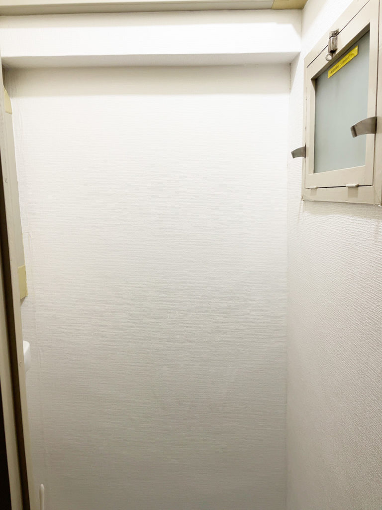 トイレの壁をセルフリフォーム。クロスの貼り替えで壁が生まれ変わりました。