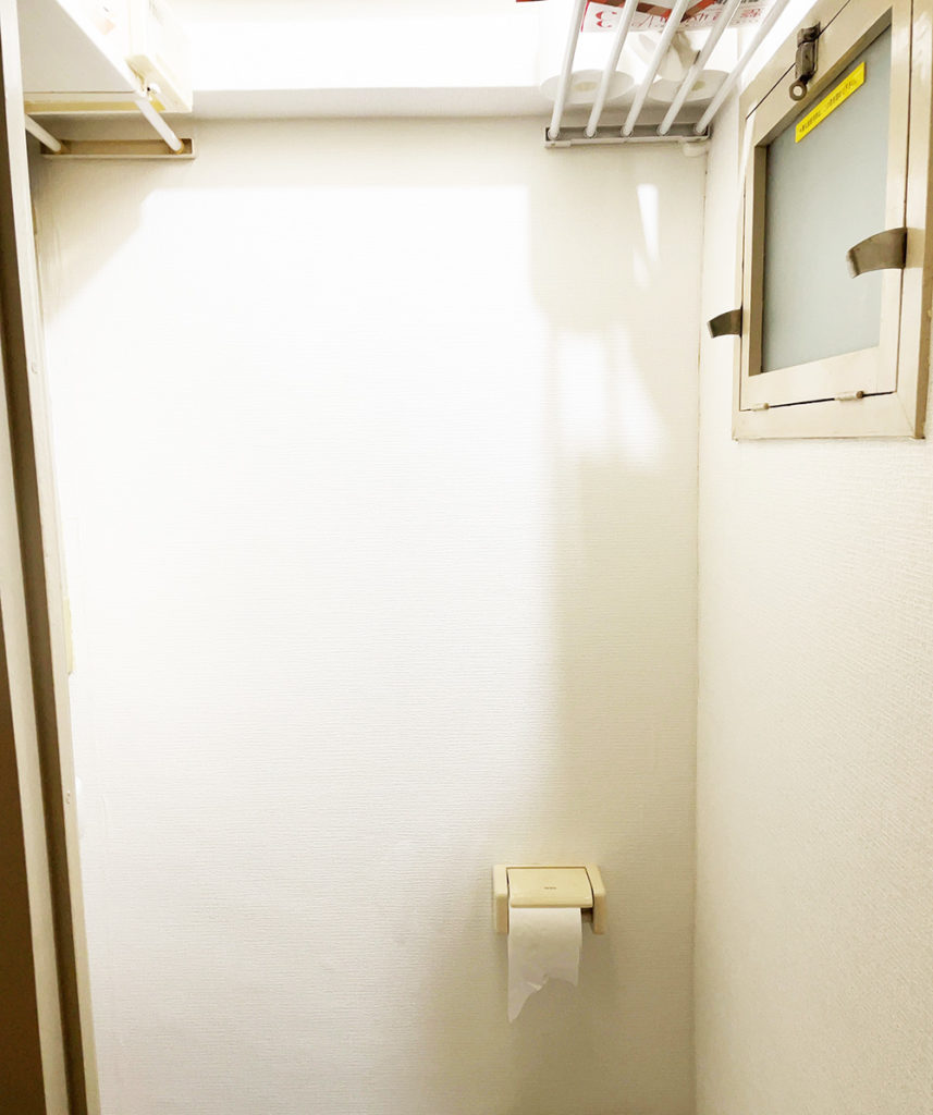 トイレの壁をセルフリフォーム。クロスの貼り替えで壁が生まれ変わりました。