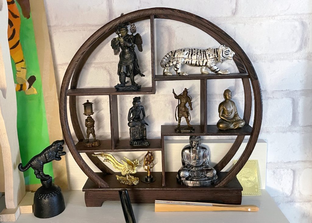 仏像ガチャをおしゃれに収納する飾り棚